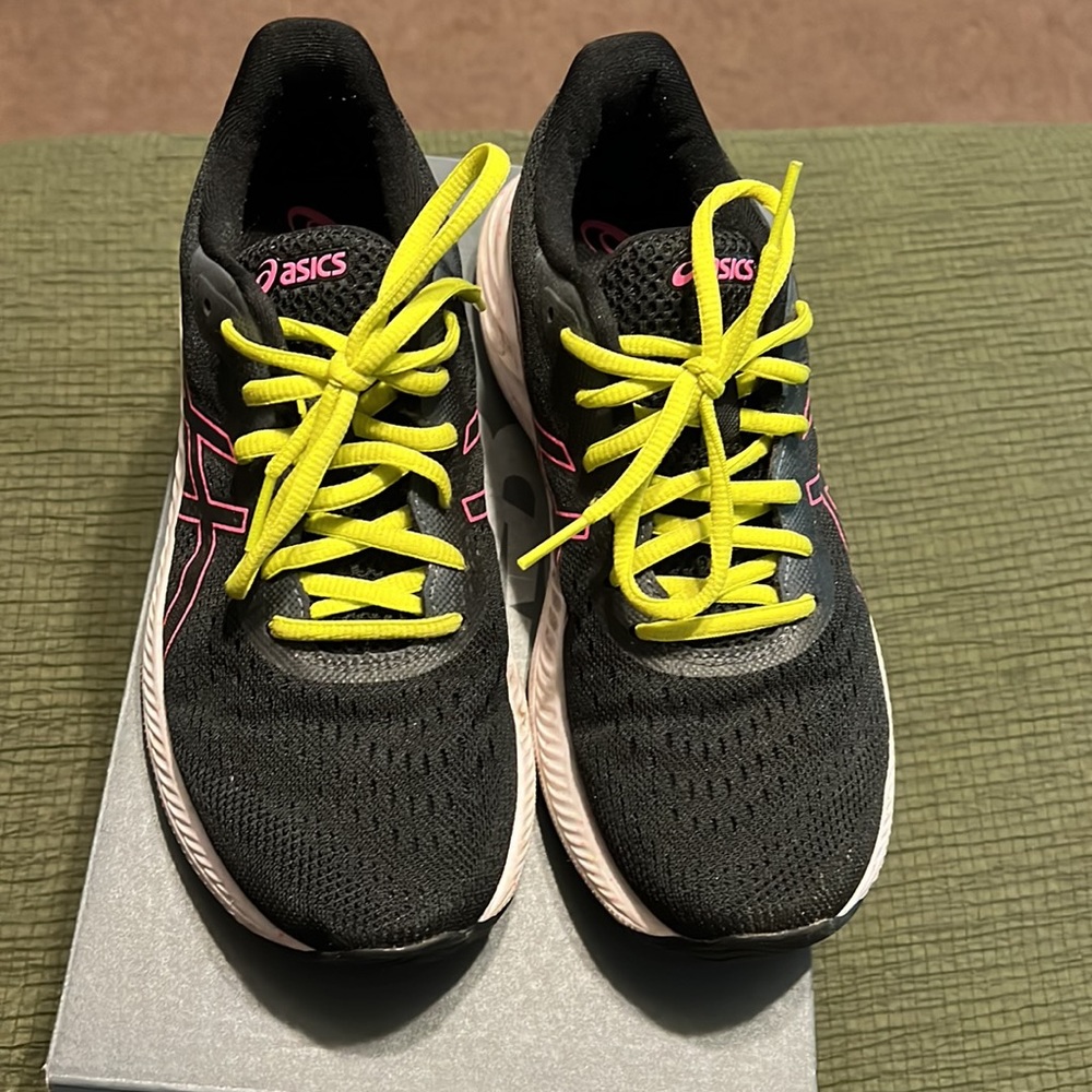 Like New Woman’s ASICS - Picture 2 of 5